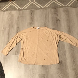 Fin beige tröja - Fin beige tröja med pärlor på använd endast 2 gånger.Köparen står för frakten!