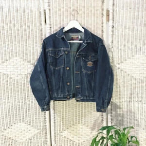  - Älskvärdaste bästaste jeansjackan!!! Denna gång mörkblå och till midjan. Jag fick den av min bror när jag var 15 och har rockat den som en rockring tills nu då jag känner att det är dags för en annan att rocka den som en rockkonsert🔥🔥🔥    FRI FRAKT 💌   FÖREDRAR SWISH ❗❗❗  