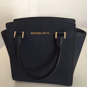  - Michael Kors inköpt i NY.  Axelremmen finns.  Nypris: 3595kr