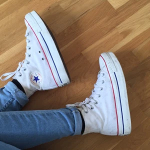  - Säljer ett par Converse med platå de är väldigt sparsamt använda, nypris 999:-