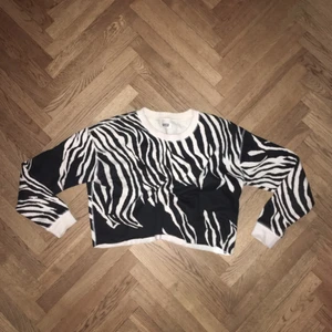  - Croppad sweatshirt från weekday. 