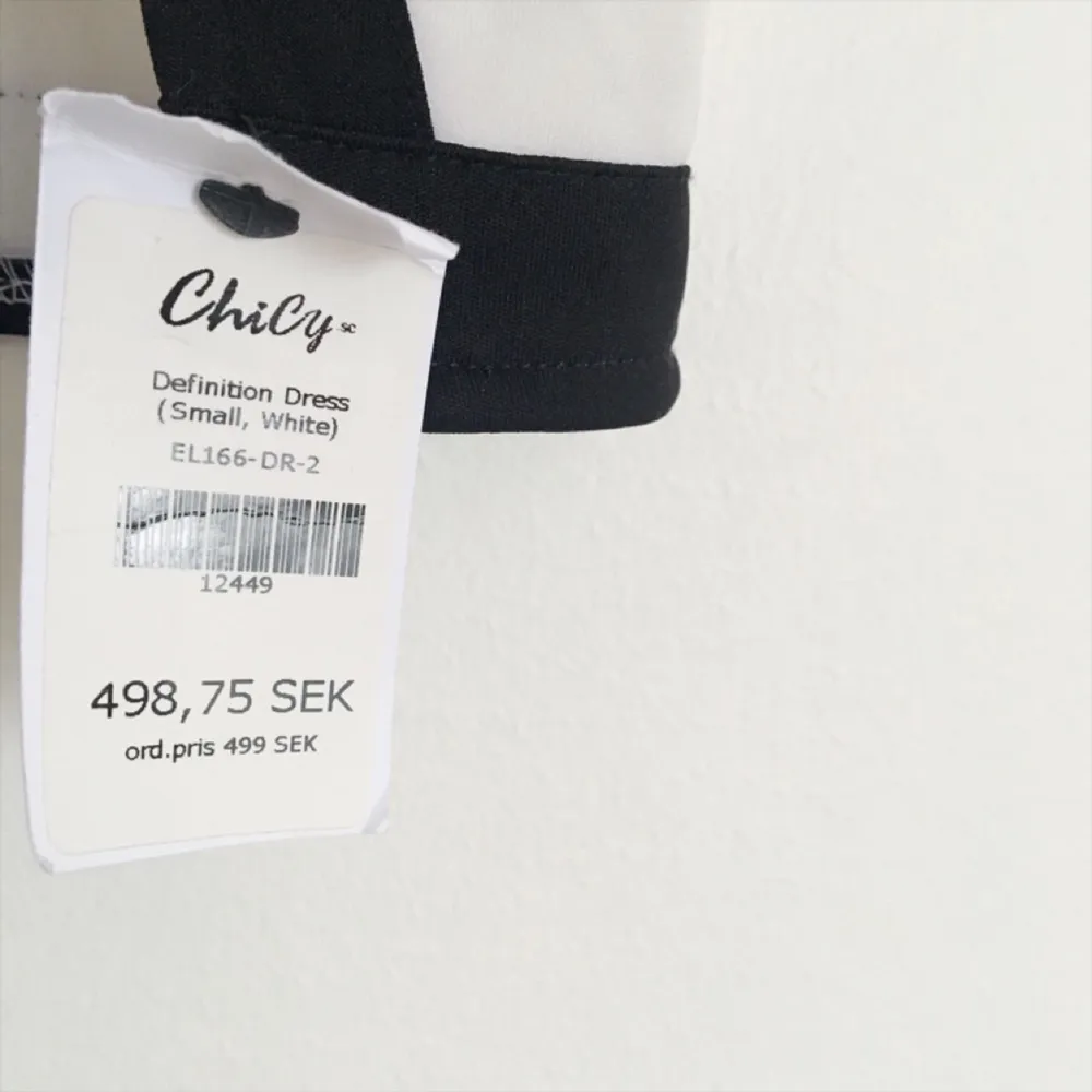 Jättefin klänning från Chicy.se aldrig använd med prislappen kvar, säljes pga fel storlek. Transparent material i som urringning. Nypris 500kr. Klänningar.