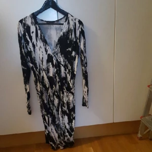  - Svart vit omlottklänning i strl m. Möts gärna i Gbg, annars tillkommer fraktkostnad för köparen. 