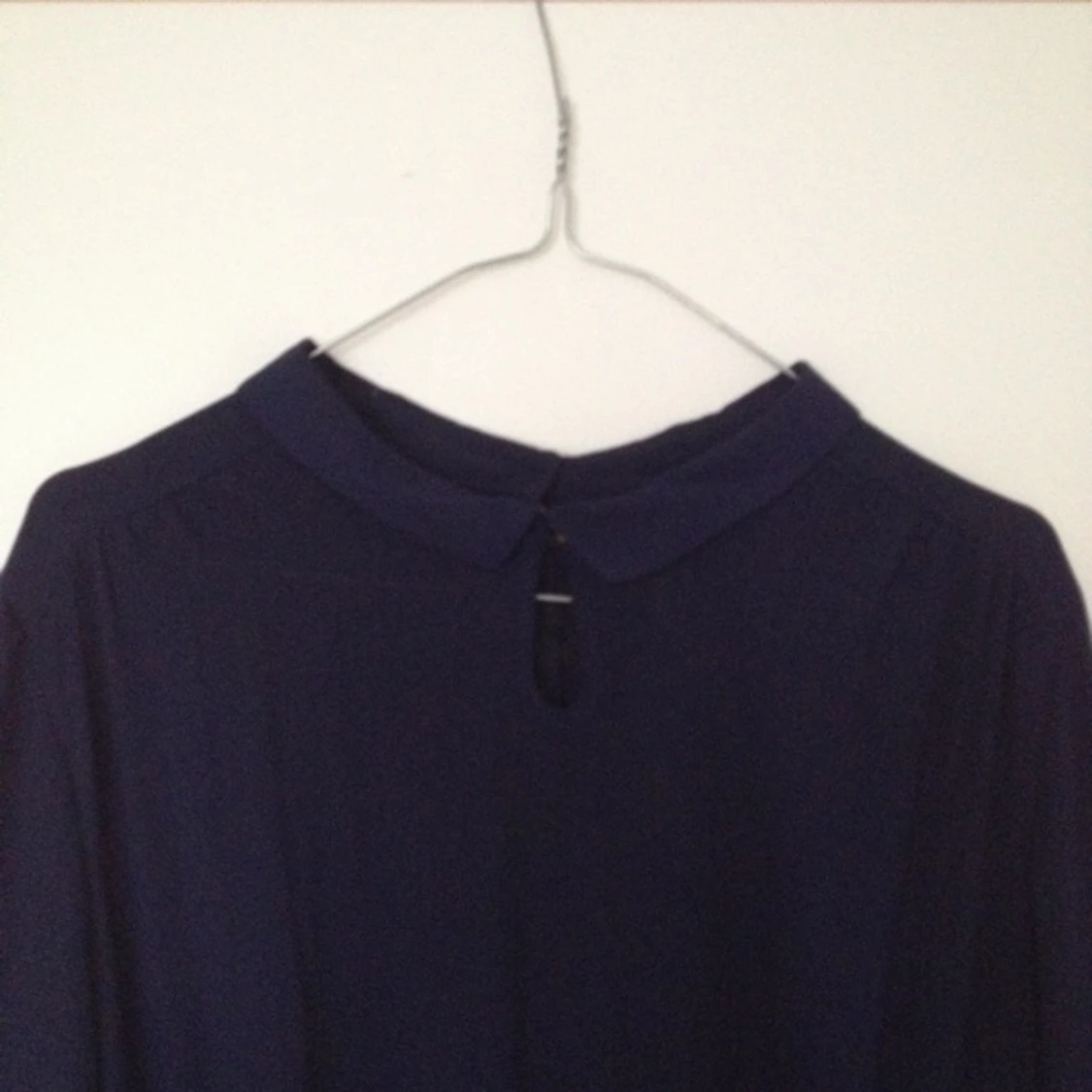 Mörkblå knä-lång klänning från monki, bra skick! 