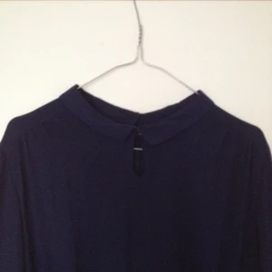 Mörkblå knä-lång klänning från monki, bra skick!  - Mörkblå knä-lång klänning från monki, bra skick! 