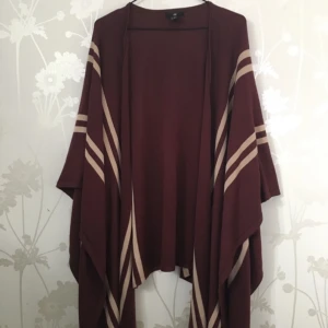  - Mysig poncho från H&M med ränder på🌻  🗯 köparen står för frakten eller mötes upp i Stockholm 