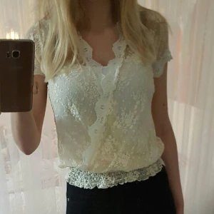  - Spets topp från Gina tricot strl XS. Fint skick. Köparen står för frakten.