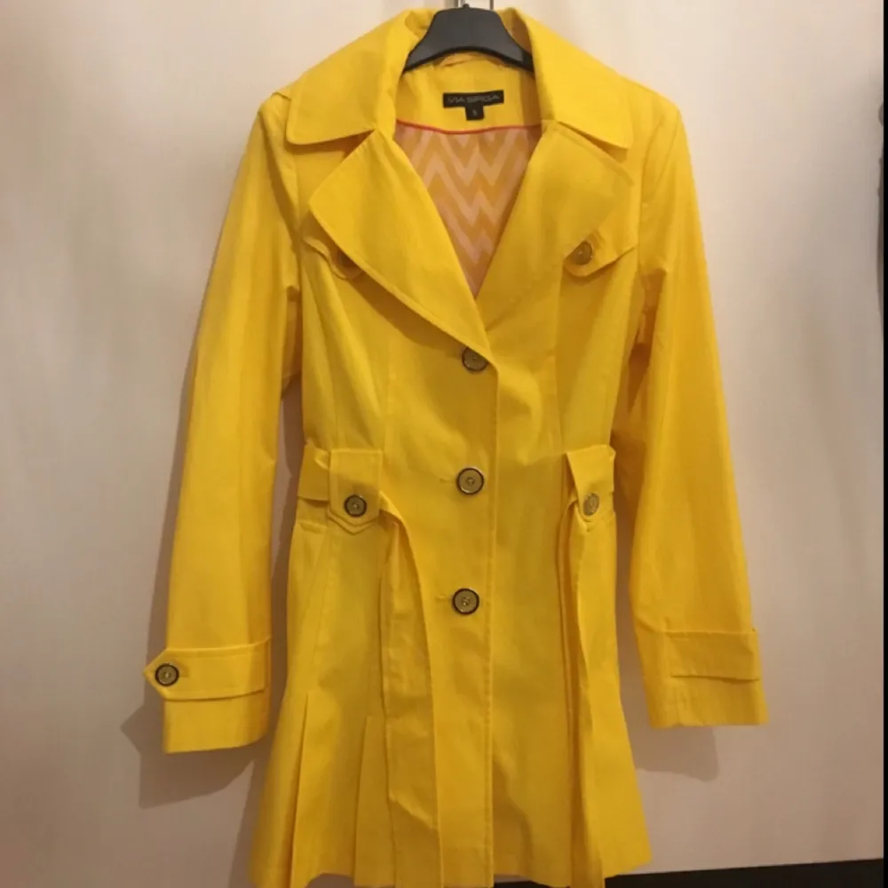 Helt ny Via Spiga trench coat. Köpte från US för 399.99$. Brand designer coat. Bara provat en gång. Passar mer storlek M. . Jackor.
