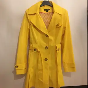 Helt ny Via Spiga trench coat. Köpte från US för 399.99$. Brand designer coat. Bara provat en gång. Passar mer storlek M. 