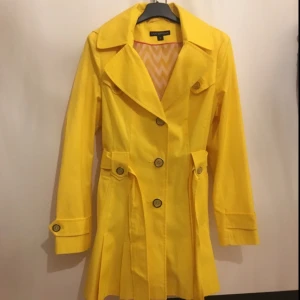  - Helt ny Via Spiga trench coat. Köpte från US för 399.99$. Brand designer coat. Bara provat en gång. Passar mer storlek M. 