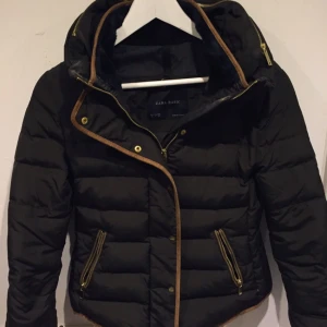  - Knappt använd jacka från Zara.
Mörkbrun med fuskpäls på insidan av kragen.