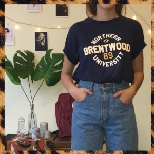  - Assnygg mörkblå t-shirt med tryck, köpt på second hand. Ännu snyggare instoppad i ett par mom jeans som på bilden, och kanske med en långärmad turtleneck under! 