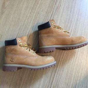 - timberland skor använda ett få ta gånger. fått ett par nya i present.  