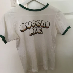  - T-shirt med coolt tryck från Urban Outfitters! Inköpspris ca 300