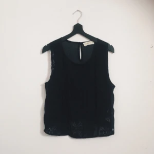  - Jättefin marinblå topp från Abercrombie & Fitch. Spets framtill och transparent baktill. Använd ett par gånger och är i mycket gott skick. Frakt tillkommer!