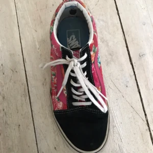  - Blommiga Vans