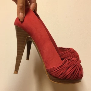  - Röda söta klackskor från Zara i mockatyg. Använda en gång. Höjden är 12 cm. 