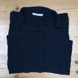  - Blå silkesblus från Weekday med tre-kvarts ärmar. 