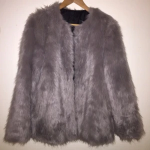  - Grå fuskpäls köpt här på Plick. Helt underbar men tyvärr lite för "liten" för mig. Hade gärna haft en ännu mer oversize. Jackan är annars normal i storleken. 

Färgen är mer som på de två sista bilderna och inte lite glansig som på första. 

Skynda fynda!!!!