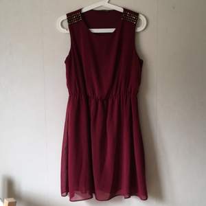 Vinröd klänning i storlek 38 i gott skick.