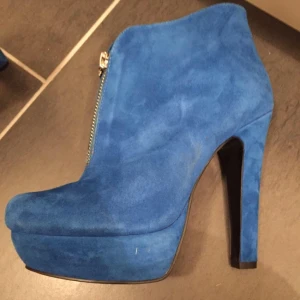  - Never used highheels! Bought in London, never found an outfit to match.