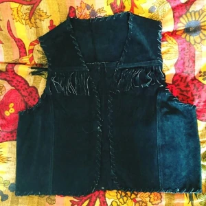  - En härlig mockaväst med fransar både fram o bak! 🌸