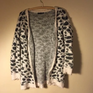  - Mönstrad kofta att njuta i under vintern❄️
Lite förvirrad över storleken(se bild) antingen 34 eller 36 men passar båda(själv har jag 36)