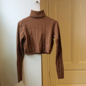  - Midjekort ribbad polo från Weekday. Helt oanvänd. (Köpt för 400kr).