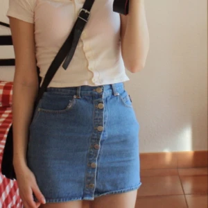  - Drömkjolen i miniformat, denna har följt med överallt men är nu för liten. Skiljs motvilligt från den till slut