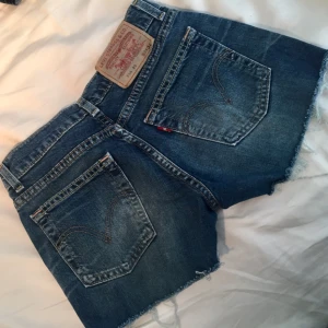  - Helt nya och oanvända LEVIS shorts. Fick dessa i present men passade inte mig i storleken. Stl 26