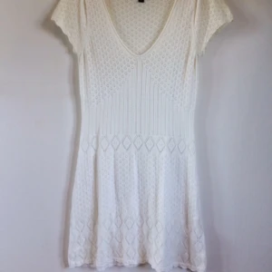  - jättesöt virkad beige klänning i stretchigt material, superbekväm!! köpt på lindex 