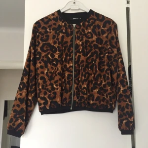  - Lätt oversize ofodrad bomberjacka från Gina tricot. Fint skick.  