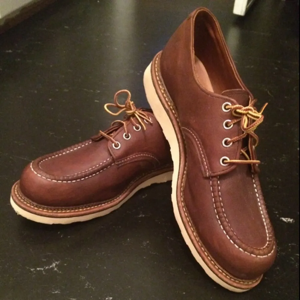 RED WING SHOES #8109 - Classic Oxford Shoe in
Mahogany Oro-iginal leather w. moc toe.

Storlek - Us 10 (Uk 43)

Använda endast två gånger! Nyskick utan skador och
med intakt sula. Nypris 2799kr. Skor.