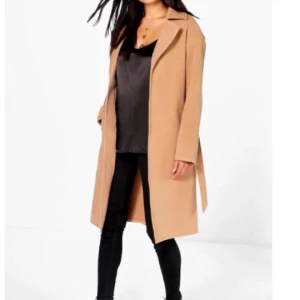  - Ny camel-färgad oanvänd kappa. Lång och elegant, i nytt skick.

Säljes pga för liten storlek. (Tänker köpa en likadan men större!) 

Passar bra att ha på sig under höst, vinter och vår! 
