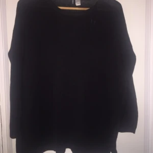  - Stickad tröja från H&M använd bara en gång. Öppet på sidorna.