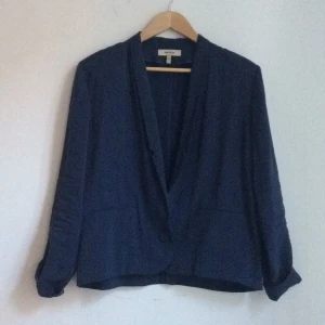  - Kavaj/blazer från Whyred
Köpt second hand men aldrig kommit till användning tyvärr. 

Nätta axelvaddar

Frakt tillkommer. Skicka lätt 56kr eller vadderat kuvert a' 45kr.