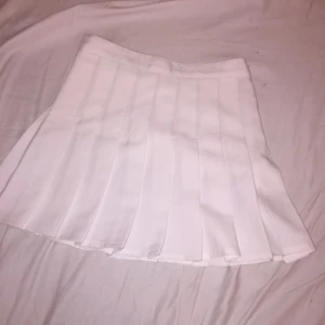  - Kjol från Mangorabbit. Aldrig använd :)