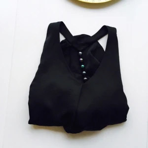  - 
Supersnygg festklänning från märket velour! Helt fantastisk i ryggpartiet, öppen med pärlband som binder ihop frampartiet (se bild). A-linjeformad. Har fler bilder och kan ta mått. Köparen betalar frakt eller möter upp i centrala Gbg!