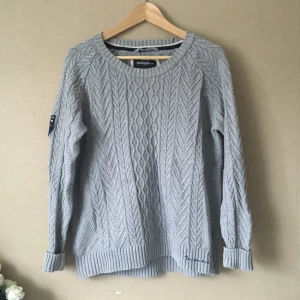  - Grå stickad från Bondelied. Knappt aldrig använd.
Frakt tillkommer, tar swish!