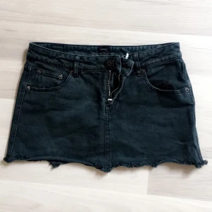  - Kjol ifrån rip curl denim, använd en gång
