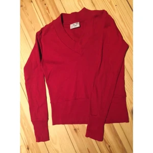  - Röd tröja ,Fint skick  Frakten ingår i priset