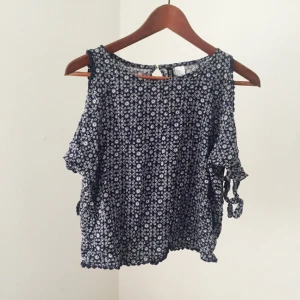  - Mönstrad blus från H&M med cutouts på axlarna!