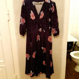  - Vintageklänning mörkblå med rosor. Superfint skick men tyvärr för stor för mig, jag är en 36a och har kunnat ha denna med ett bälte med då har den varit väldigt lös.

Hoppas någon vill ta över denna svinsnygga klänning!