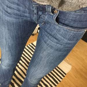 Så snygga jeans från det norska märket Mardou&Dean. Det är storlek 27, men väldig liten i storleken så tycker det är mer en 25. Inga stretch och lav på midjan :) 