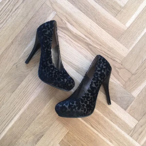  - Pumps från Dinsko! Skapligt bra skick! Använda fåtal gånger! Köparen står för frakten! Betalning sker via swish! 