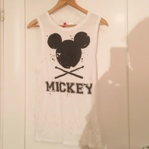  - Vitt fladdrigt linne med musse pigg tryck, från hm