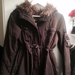  - Underbar kappa från Odd Molly med luva. Storlek 1 vilket skulle motsvara en XS/S. Värmande och passar bra under det första kvartalet! Kan stängas med dragkedja och knappar samt band i midjan.  