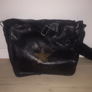  - Converse väska i skinnimitation (lite sliten under axelbandet men inget som syns) 