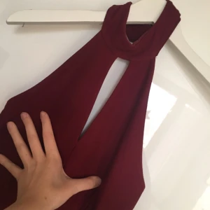  - Rödvin klänning. Nypris 349. Använd en gång på ett bröllop. Kan frakta! 