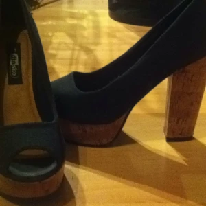  - Nästan helt oanvänd sko från din sko. Super sköna. Köpare payar frakten.